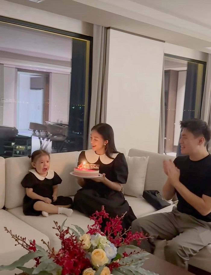 Đang khóc mà còn liếc liếc nữa…