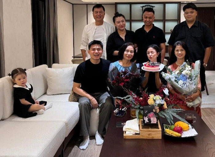 Trong khi mọi người vui vẻ chụp hình thì 'idol giới trẻ' buồn thiu ngồi một góc.