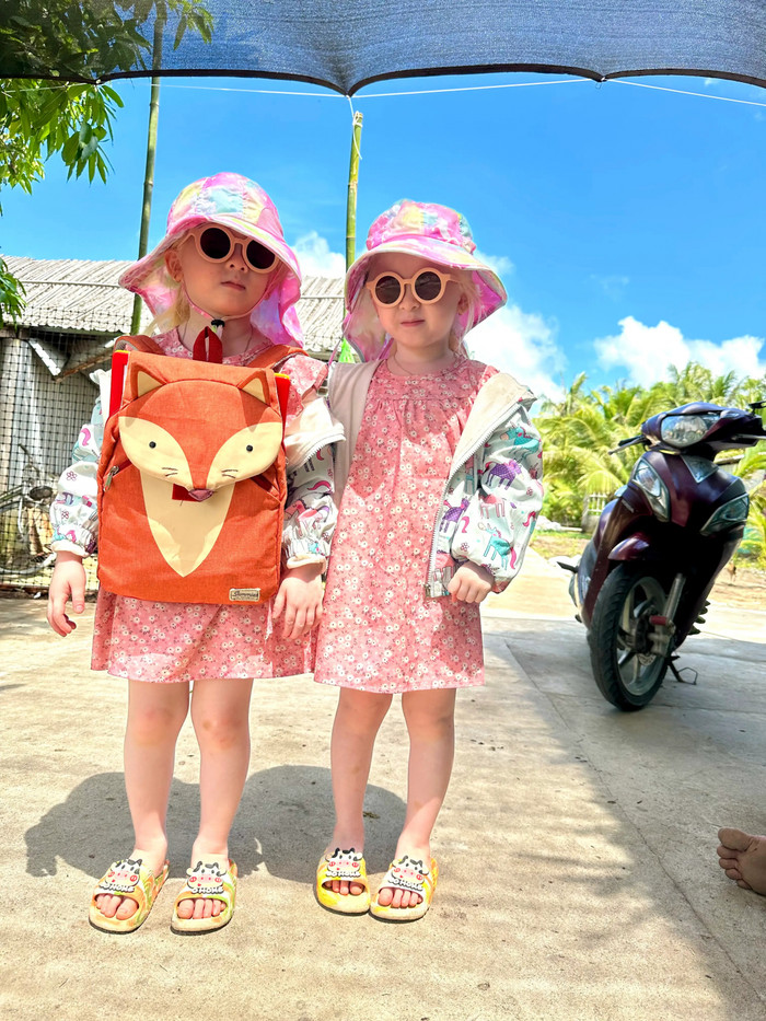 Cặp song sinh ngày càng đáng yêu