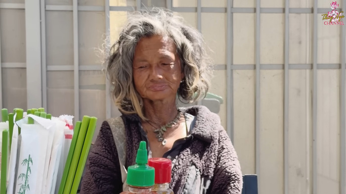 Nữ ca sĩ xuống sắc, đầu tóc bù xù.