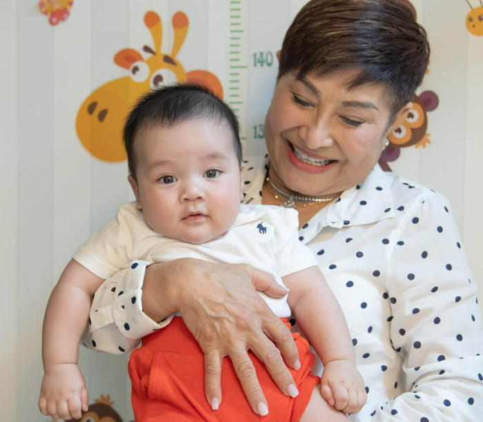 Bà cho biết con trai mình và con của Đàm Vĩnh Hưng có cùng ngày sinh nhật.