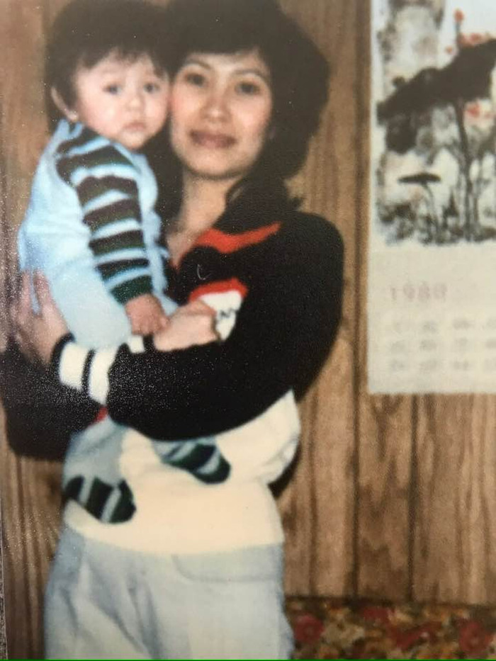 Bà Liên Phạm đăng hình ảnh bên con trai ngày nhỏ.