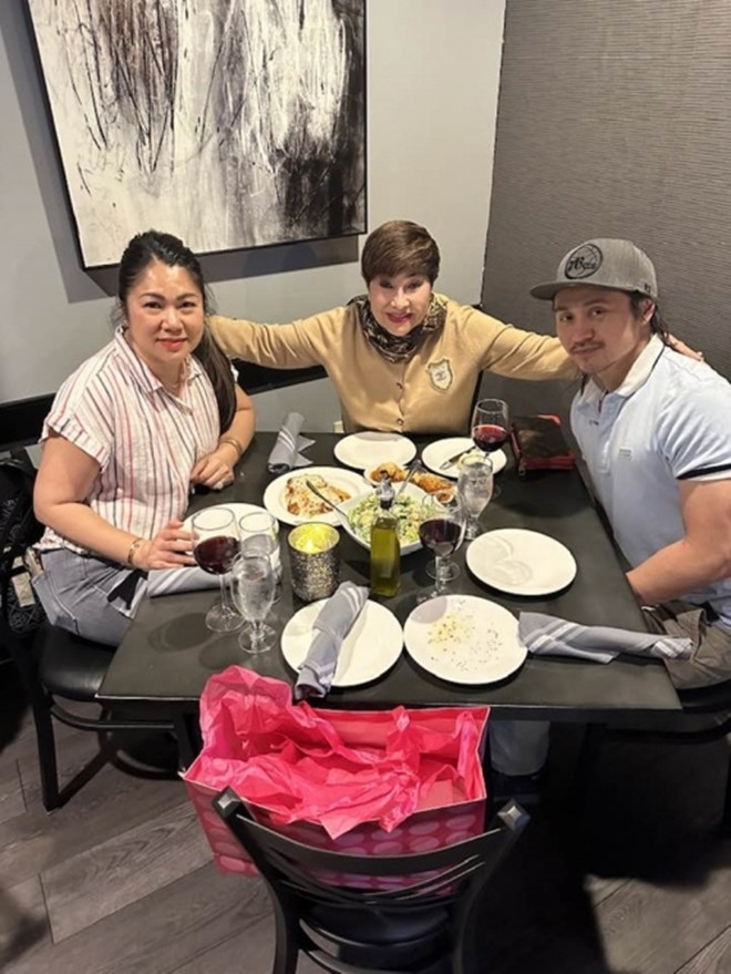 Bà Liên Phạm ấm áp bên những người con.