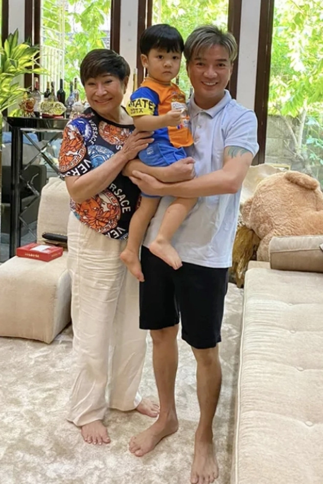 Bà Liên thường gọi chồng cũ là 'em', xưng với bé Polo là 'bác - cháu'.