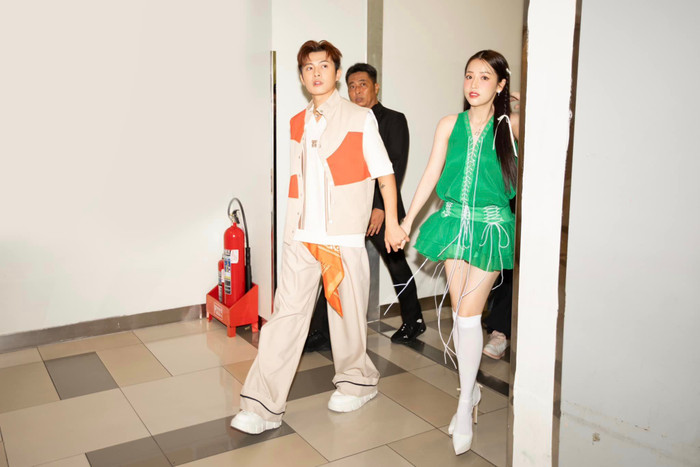 Hồi đầu tháng 8, Puka và Gin Tuấn Kiệt đã xuất hiện trong sự kiện của một nhãn hàng. Cô nàng mặc váy rộng, nhưng vẫn tự tin đi giày cao gót. Ảnh: FBNV