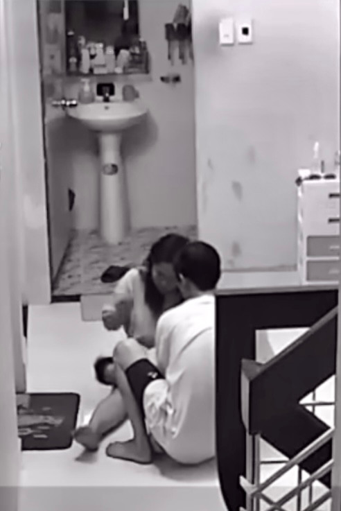 Sau 3 phút căng thẳng và nỗ lực không ngừng nghỉ, đứa trẻ cuối cùng đã thở lại được, mang lại niềm hạnh phúc vỡ òa cho cả nhà.