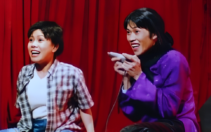 Việt Hương (trái) chung sân khấu với nghệ sĩ Hoài Linh.