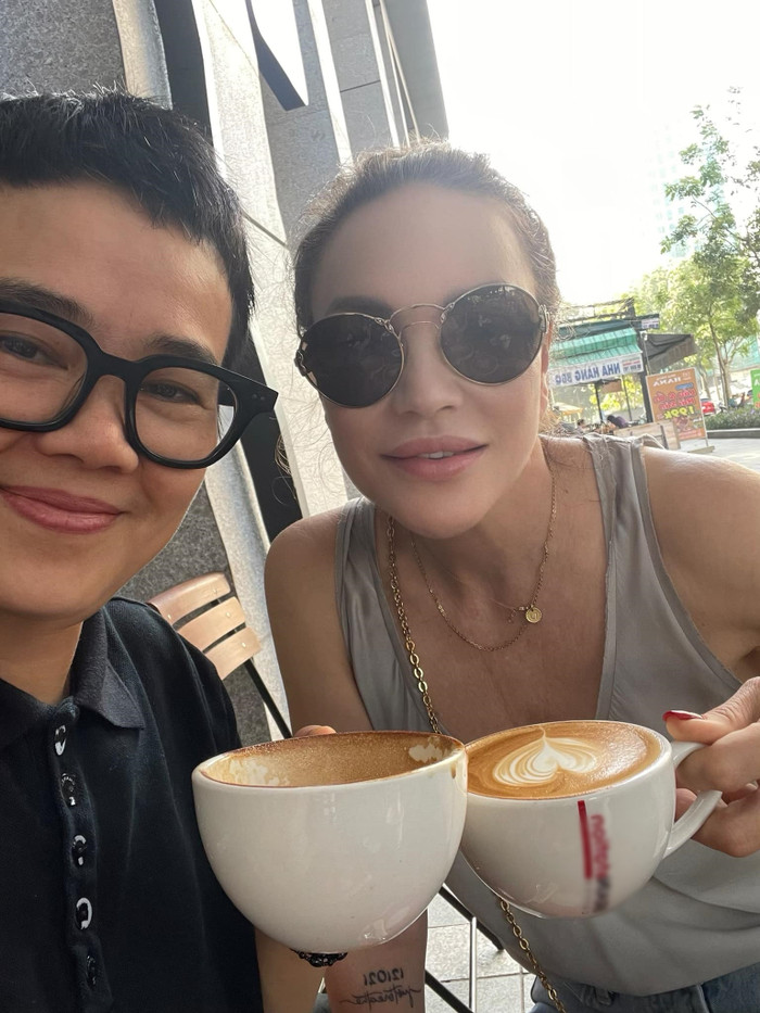 Cặp đôi tận hưởng những niềm vui bình dị bên nhau.