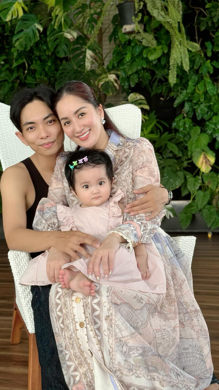 Khánh Thi dành thời gian bên chồng con.