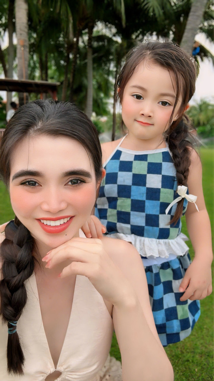 Chị Thuý Nga và con gái út tên Bối Bối.