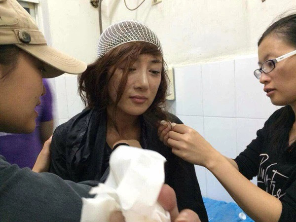 Lý Y Hiểu bị thương do thú cưng của đồng nghiệp tấn công. 