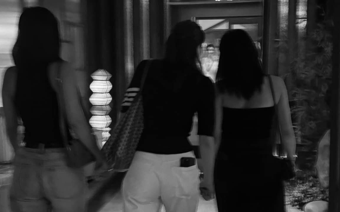 Bức hình Kỳ Duyên nắm tay Thiên Ân (hai người ở bìa phải ảnh) khiến cả hai cô nàng vô tình vướng vào tin đồn thất thiệt