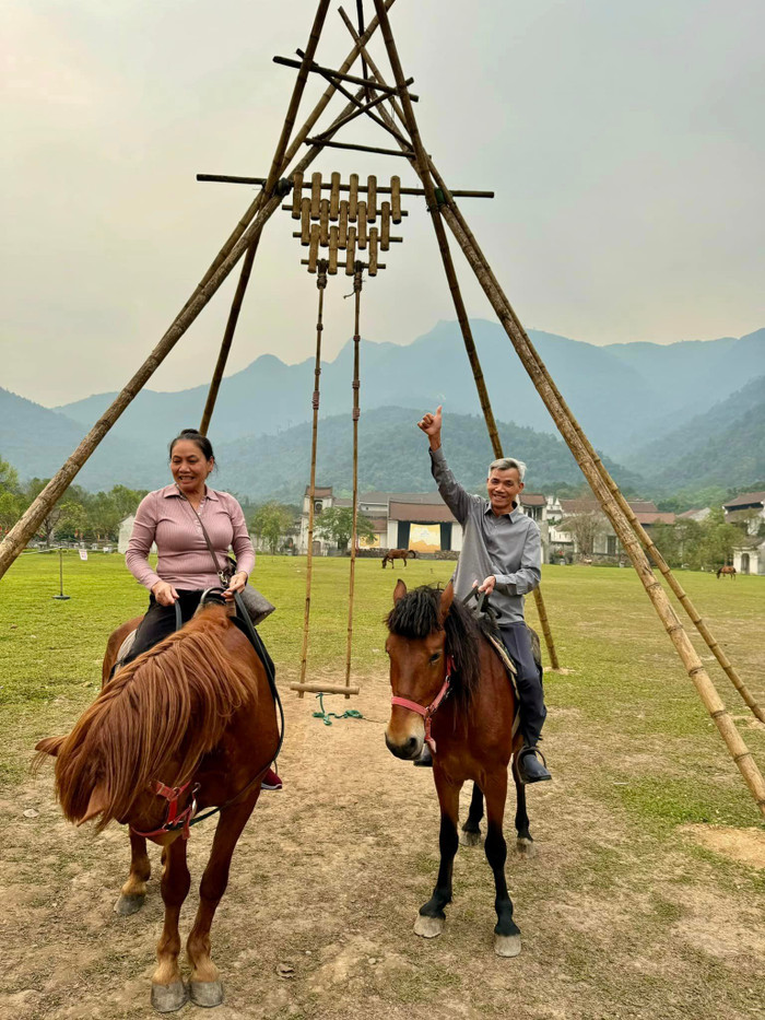 Bậc sinh thành của nữ ca sĩ trông rất mộc mạc, chân chất.