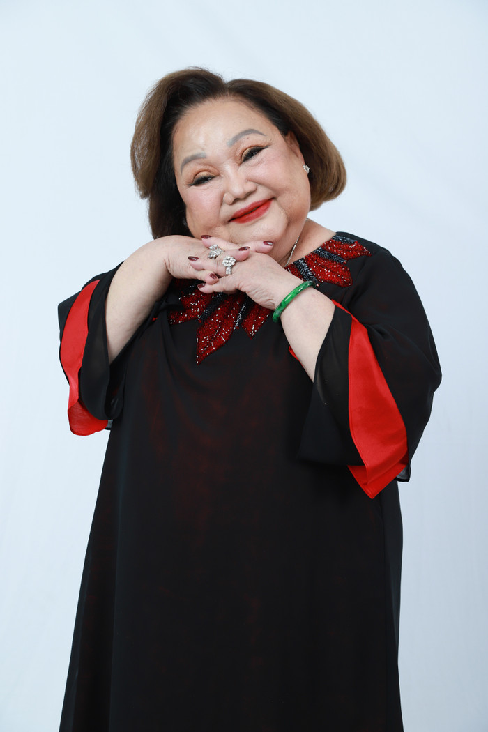 Ở tuổi U80, bà vẫn vui tươi, có tâm hồn trẻ trung.