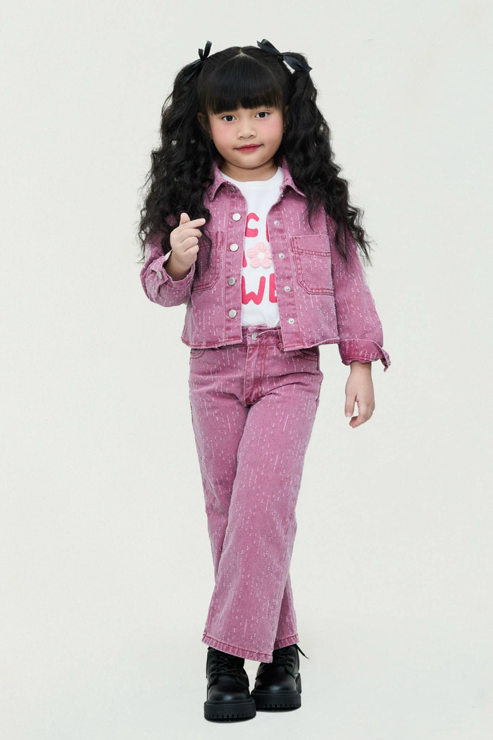 Con gái đầu lòng của nam diễn viên hài dạn dị khi chụp hình.