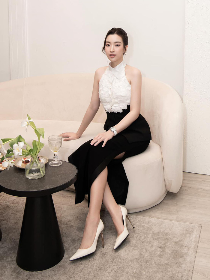 Hậu kết hôn, Đỗ Mỹ Linh có sự chuyển biến rõ rệt trong phong cách thời trang. Cô đi theo phong cách kín đáo, sang trọng chuẩn 'dâu hào môn'. Hoa hậu Việt Nam 2016 cũng tiết chế việc mặc hở hang, lộ da thịt. Song, ít ai biết được, Đỗ Mỹ Linh cũng từng ghi điểm mạnh mẽ với hình ảnh nóng bỏng, quyến rũ.