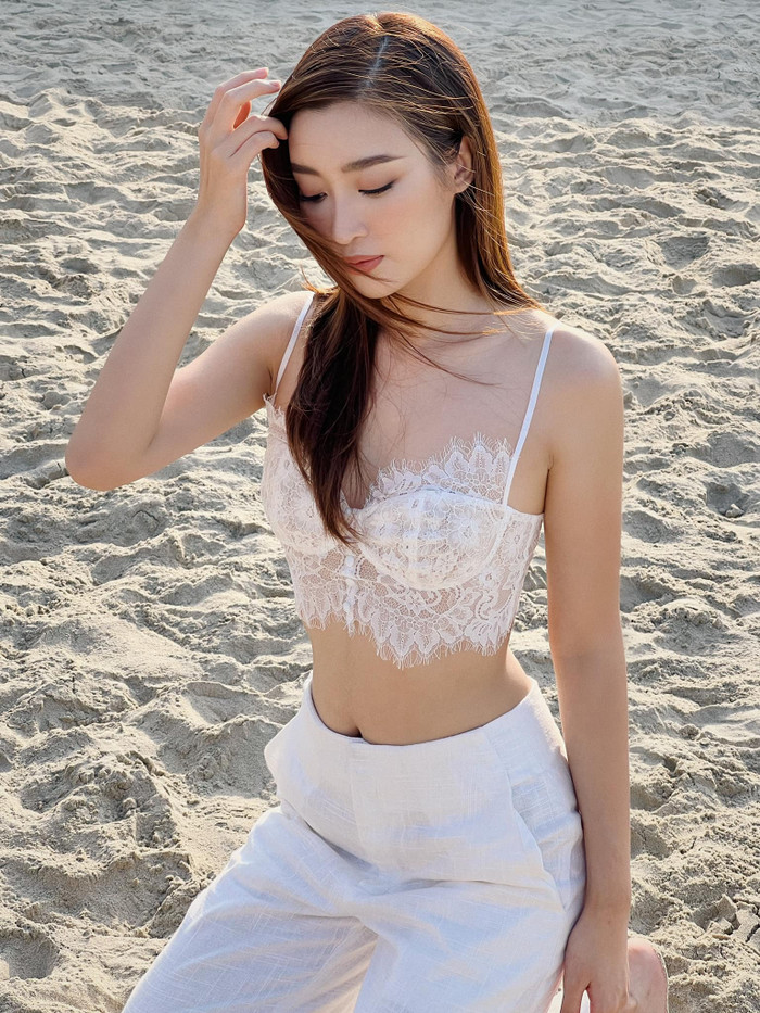 Thả dáng giữa biển, Đỗ Mỹ Linh gây chú ý khi diện mẫu áo hai dây mảnh, chất liệu ren phối cùng mẫu quần linen màu trắng. Bản phối này giúp Đỗ Mỹ Linh tinh tế khoe đường cong nóng bỏng của vóc dáng.