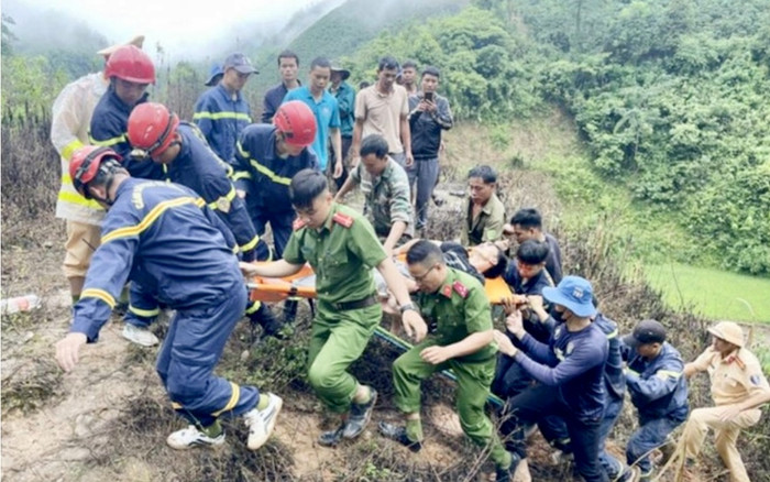 Phá dỡ cabin xe tải, cứu phụ xe mắc kẹt dưới vực Ảnh 2