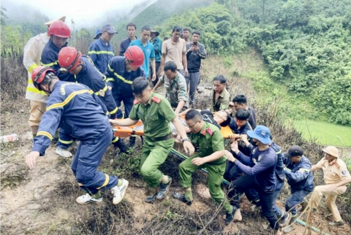 Lực lượng chức năng đưa được nạn nhân ra khỏi cabin sau vụ tai nạn.