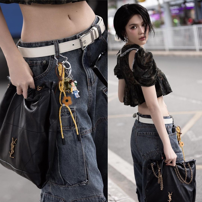 Ngọc Trinh hiếm hoi sử dụng lại túi hiệu. Cô xuống phố với mẫu túi xách màu đen, làm từ da cừu đến từ 'nhà mốt' có Rosé làm đại sứ thương hiệu. Mẫu túi này được bán với mức giá hơn 3000 USD (khoảng 74 triệu đồng).