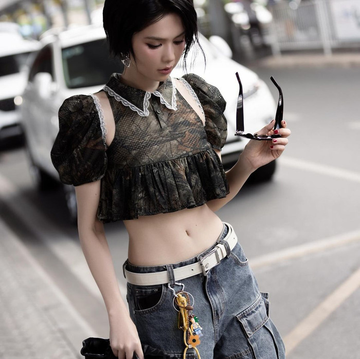 Mẫu kính mắt của Ngọc Trinh cũng chung thương hiệu của túi xách. Nó được bán với mức giá khoảng 500 USD (hơn 12 triệu đồng).