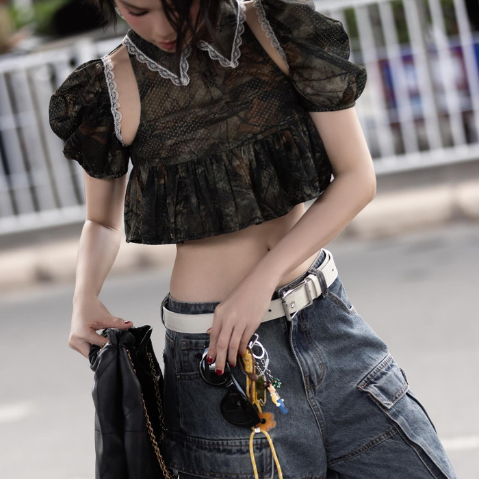 Bộ hình mới giúp Ngọc Trinh khéo léo khoe trọn vòng eo nhỏ xíu chỉ 53 cm cùng đường cơ bụng nóng bỏng. Đặc biệt, người đẹp Trà Vinh còn ghi điểm với nước da trắng sáng như gương, mịn màng, không lộ chút khuyết điểm.