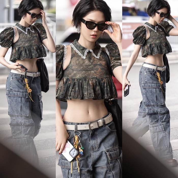 Trên trang cá nhân, Ngọc Trinh đăng tải bộ hình thời trang mới. 'Nữ hoàng nội y' phối chiếc áo tay bồng, hoạ tiết bèo nhún nhỏ xíu cùng mẫu quần jeans túi hộp thùng thình, bụi bặm. Màn kết hợp này ngưỡng tưởng lạc quẻ nhưng mang lại sự độc đáo, lạ mắt cho Ngọc Trinh. Để thêm phần thời thượng, nữ người mẫu kết hợp thêm một số phụ kiện như khuyên tai, mắt kính đen, thắt lưng cùng móc khoá quần hoạt hình ngộ nghĩnh.