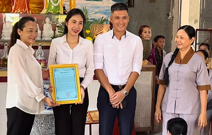 Thuỷ Tiên và Công Vinh từng phát 300 suất quà trong một chuyến đi thiện nguyện. Ảnh: FBNV