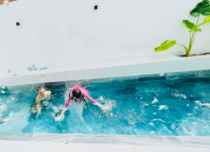Thuỷ Tiên vui vẻ ghi lại khoảnh khắc Công Vinh vui đùa với con gái trong hồ bơi tại biệt thự. Ảnh: FBNV