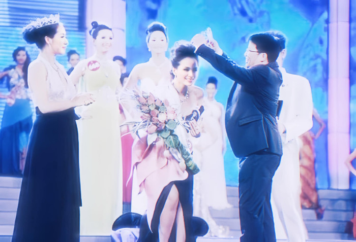 Hình ảnh Hoa hậu Diễm Hương được đội vương miện, ôm bó hoa trong đêm chung kết Hoa hậu Thế giới người Việt năm 2010. Ảnh: FBNV