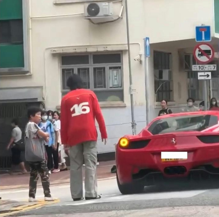 Xôn xao nam ca sĩ nổi tiếng lái xe tông trúng cụ già qua đường