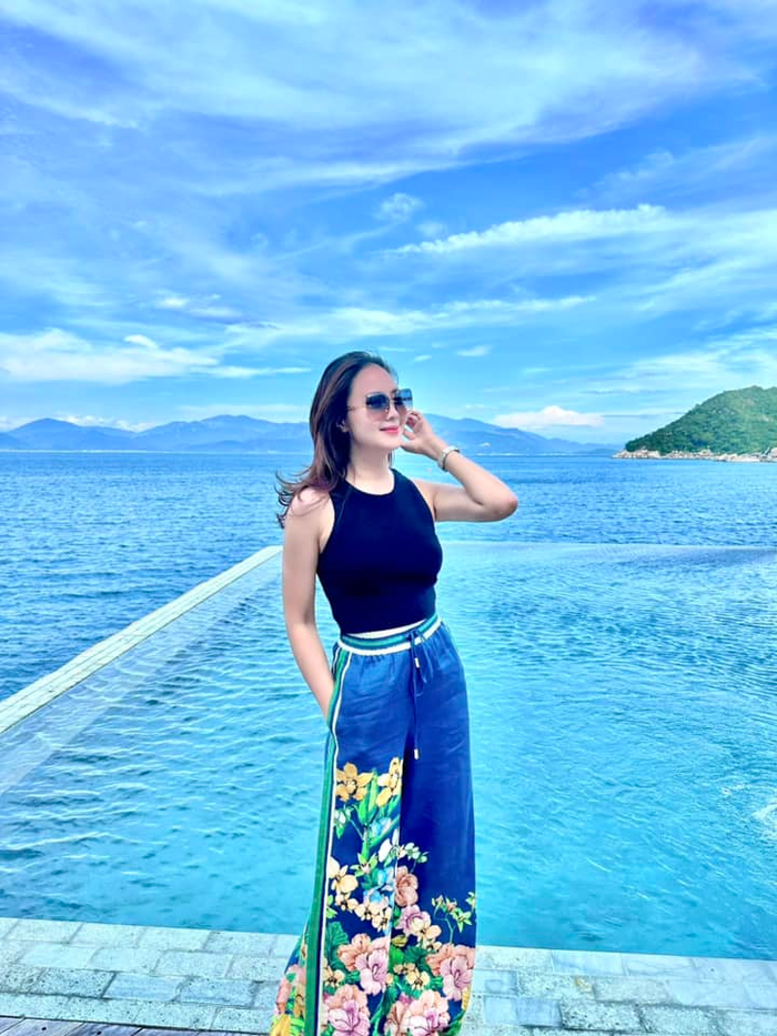 Nữ diễn viên thường xuyên chia sẻ những hình ảnh du lịch sang chảnh trên trang cá nhân, khiến nhiều khán giả ngưỡng mộ.