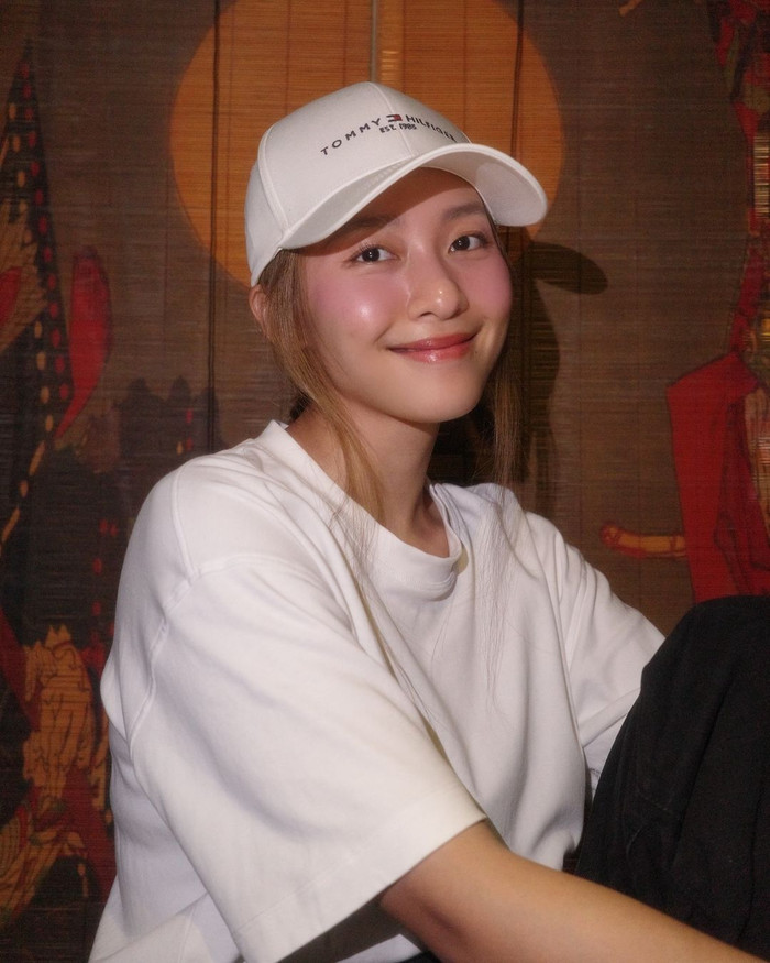 Khả Ngân xuất hiện với giao diện đơn giản nhưng vẫn sáng bừng nhan sắc trẻ trung, thu hút. Nữ diễn viên 'trưng dụng' phong cách trang điểm douyin. Cô mạnh tay đánh má hồng lan rộng từ phần má đến mũi và dưới góc mắt. Để tăng thêm phần ngọt ngào, Khả Ngân còn sử dụng màu son môi bóng.