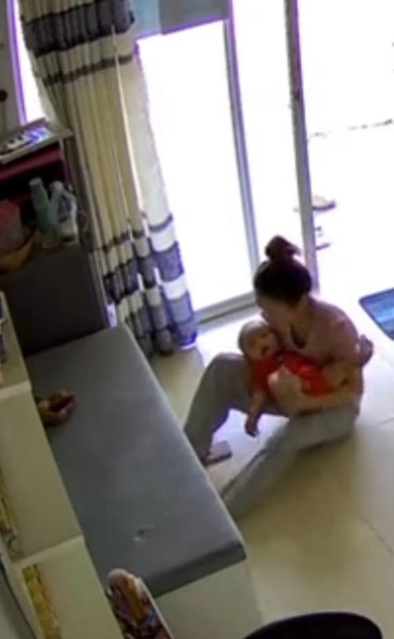 Với bản năng của một người mẹ, cô đã kịp ôm chầm lấy đứa con nhỏ trước khi xảy ra tai nạn.