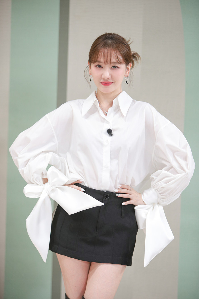 Ở tập 2, Hari Won thay đổi hoàn toàn hình ảnh. Cô xuất hiện với bản phối áo sơ mi tay bồng, đính nơ cùng chiếc váy ngắn và giày boot cao cổ. Outfit này là sự hoà quyện giữa sự mềm mại nữ tính cùng tinh thần năng động, phong khoáng. Hari Won khéo léo búi gọn mái tóc, để lộ gương mặt với đường nét mềm mại, thanh toát.