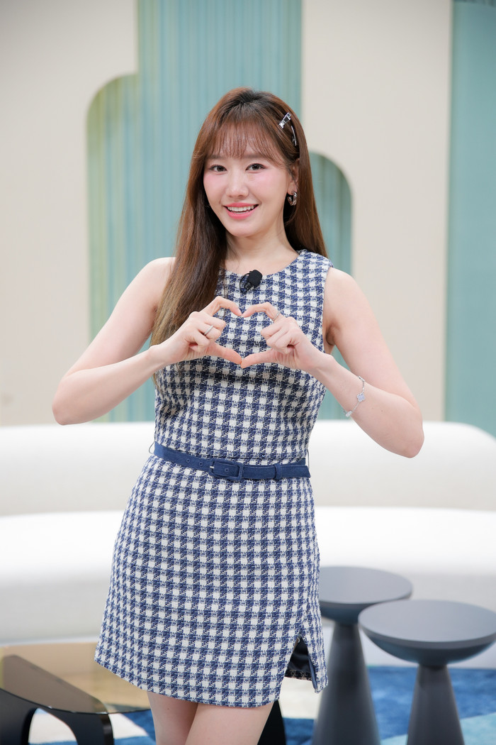 Đến tập thứ 5 của Đảo Thiên Đường, Hari Won theo đuổi phong cách cổ điển, quý phái. Bà xã Trấn Thành diện mẫu váy ngắn, học tiết monogram theo tông màu xanh nước biển. Hari Won kết hợp thêm phụ kiện thắt lưng kích thước mảnh, khoe vòng eo nhỏ xíu.