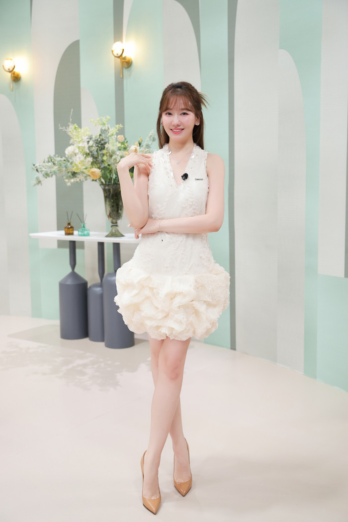 Trong tập thứ 4, Hari Won trở lại hình ảnh nàng công chúa ngọt ngào, nên thơ. Nữ nghệ sĩ diện mẫu váy trắng, form dáng ngắn trên đầu gối. Thiết kế này được tạo điểm nhấn bởi phần bèo nhún mềm mại tựa như hoa tuyết nở rộ. Tương tự như mọi lần, Hari Won tiếp tục 'trưng dụng' phong cách trang điểm nhẹ nhàng, theo tông màu hồng chủ đạo. Hướng đi này giúp cô ghi điểm mạnh mẽ với nhan sắc trẻ trung tựa 'thần tiên tỷ tỷ'.