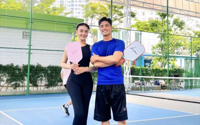 Lâm Khánh Chi để mặt mộc chơi pickleball, đứng sát rạt với bạn trai 'tin đồn' Ảnh 2