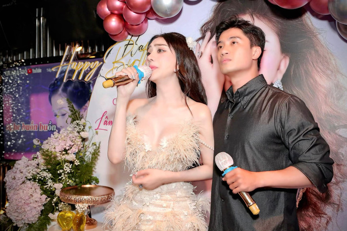 Chàng trai này luôn ở bên cạnh Lâm Khánh Chi trong thời gian vừa qua. Ảnh: FBNV