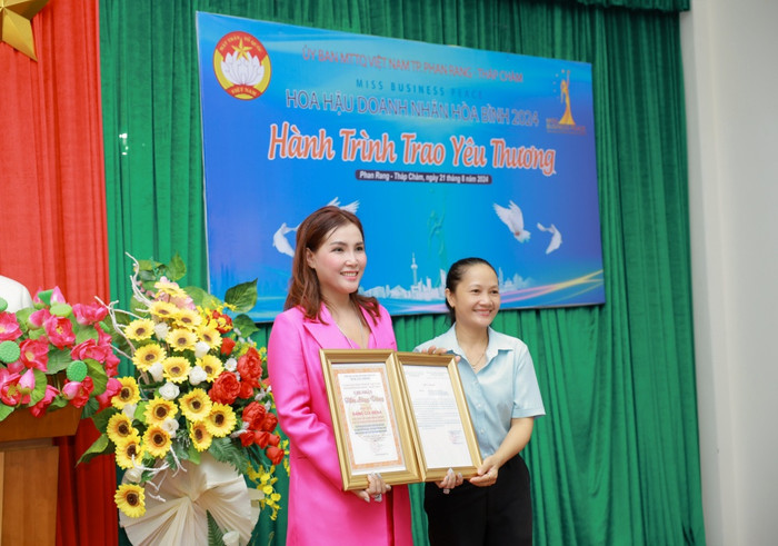 Hoa hậu Đặng Gia Bena – Chủ tịch Miss Viet Nam Bussiness nhận giấy chứng nhận “Tấm lòng vàng” từ chính quyền địa phương.