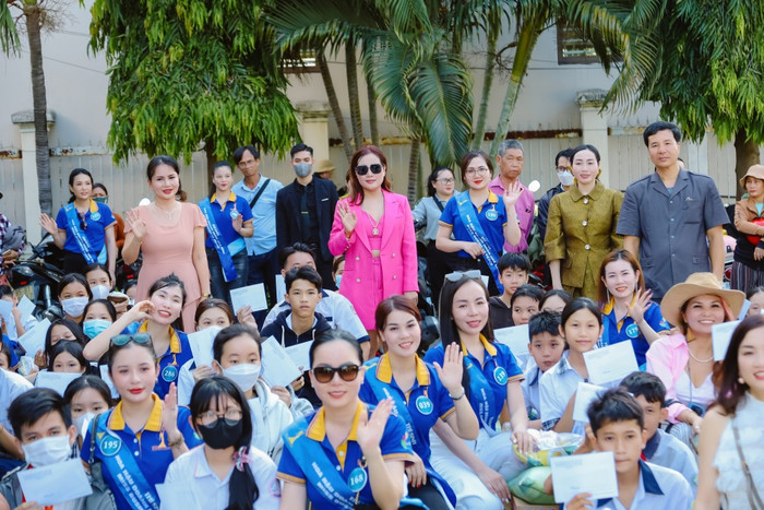 Ban tổ chức cùng các thí sinh trong cuộc thi Hoa hậu Doanh nhân Hoà bình 2024 trao tặng cho các em học sinh có hoàn cảnh khó khăn.