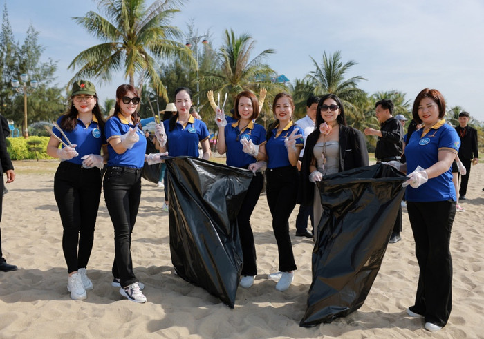 Các thí sinh của cuộc thi tham gia nhặt rác ở bãi biển vào ngày 20/8.