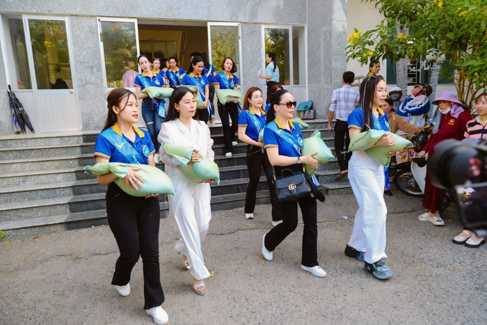 Các thí sinh tận tay mang những phần quà trao gửi và chia sẻ, động viên từng em học sinh.