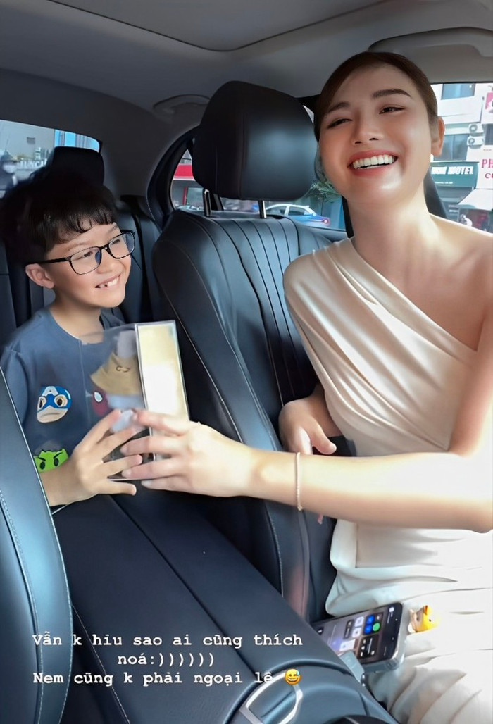 Nữ diễn viên cười tít mắt khi tặng quà cho con trai cưng.