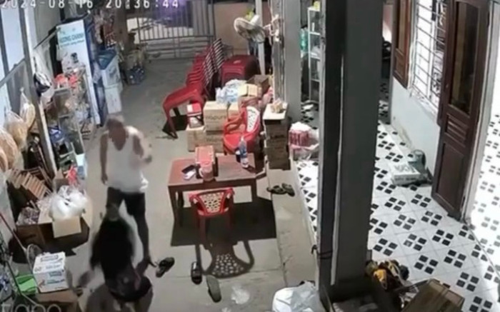 Lỡ ăn mất con cá, người chồng nổi giận đánh vợ tới tấp mặc nạn nhân quỳ lạy van xin Ảnh 2