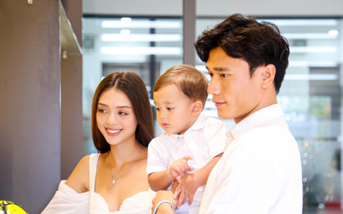 Gia đình nhỏ của Bùi Tiến Dũng luôn mặn nồng khiến người hâm mộ ganh tị. 