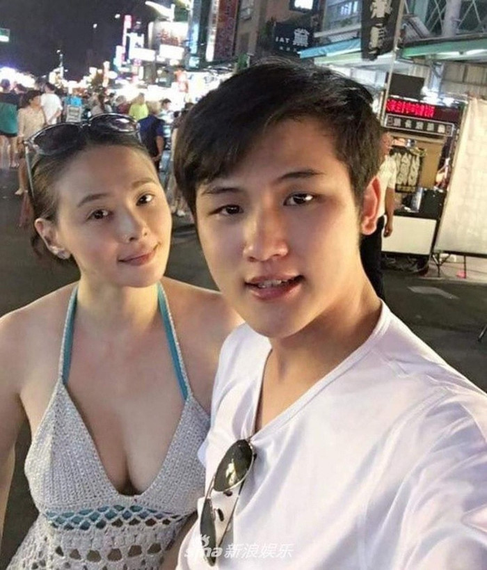 Tiêu Thục Thận và chồng trẻ bị một cô gái tố lừa đảo, chiếm đoạt tài sản vào tháng 6 năm nay. Câu chuyện hiện vẫn chưa ngã ngũ. 