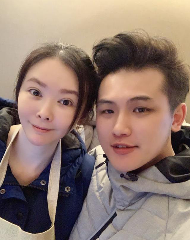 Nữ diễn viên sinh năm 1976 kết hôn với chàng trai kém cô 15 tuổi, mặc kệ dư luận và gia đình phản đối.