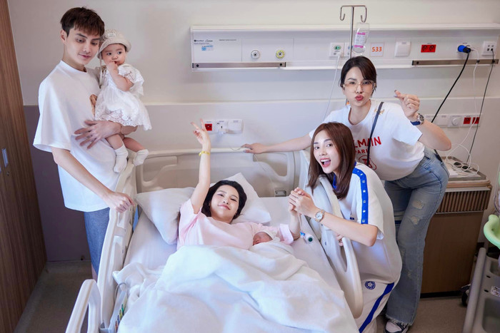 Diệp Lâm Anh, Kỳ Duyên, Minh Triệu đã đến tận nơi để động viên, chúc mừng vợ chồng Tuấn Dương - Lucie có thêm con gái. Ảnh: FBNV