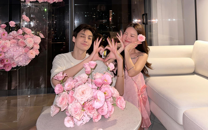 Tuấn Dương vui vẻ chụp ảnh cùng Lucie sau khi hoàn thành màn tặng nhà đầy bất ngờ. Ảnh: FBNV